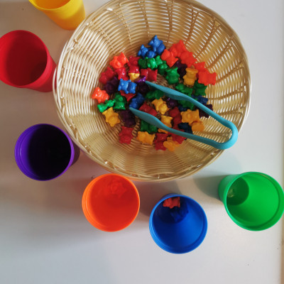 Mit Zange - Farben sortieren Mit Zange - Farben sortieren