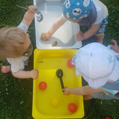 Mit Wasser matschen